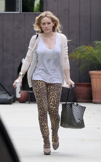 Tenue de Hilary Duff: Cardigan beige, Top sans manches gris, Jean skinny imprimé léopard marron clair, Escarpins en cuir marron