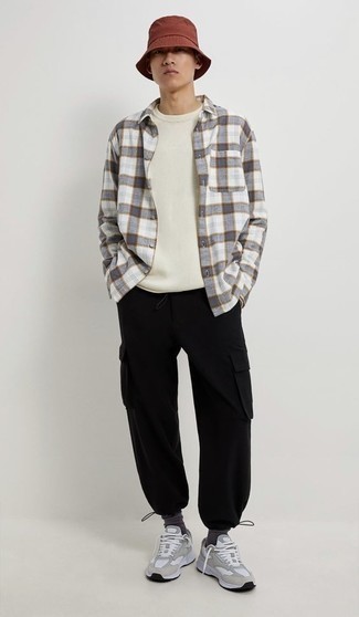 Comment porter un pantalon cargo avec des chaussures de sport