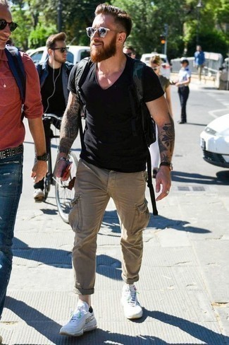 Comment porter un pantalon cargo avec des chaussures de sport