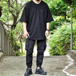 Comment porter un pantalon cargo avec des chaussures de sport