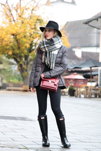 Comment porter des bottes de pluie noires: Pense à harmoniser une doudoune grise avec des leggings noirs pour une impression décontractée. Si tu veux éviter un look trop formel, assortis cette tenue avec une paire de bottes de pluie noires.