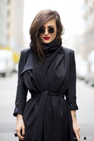 Comment porter un châle gris: Un manteau noir et un châle gris sont ta tenue incontournable pour les jours de détente.