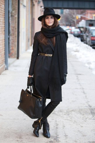 Comment porter un châle: Marie un manteau noir avec un châle pour un look idéal le week-end. Une paire de bottines en cuir noires s'intégrera de manière fluide à une grande variété de tenues.