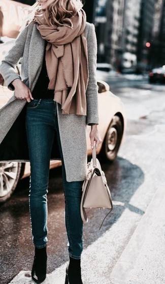 Comment porter un châle marron clair: Harmonise un manteau gris avec un châle marron clair pour une impression décontractée. Complète ce look avec une paire de escarpins en cuir noirs.