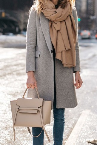 Comment porter un châle marron clair: Harmonise un manteau gris avec un châle marron clair pour un look confortable et décontracté.