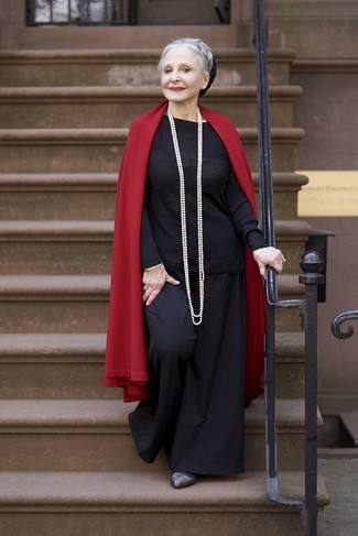 Comment porter des escarpins en cuir gris foncé: Choisis un pull à col rond noir et un pantalon large noir pour créer un style chic et glamour. Cette tenue est parfait avec une paire de escarpins en cuir gris foncé.