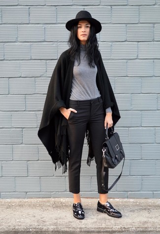 Comment porter des chaussures richelieu en cuir noires: Choisis un pull à col roulé gris et un pantacourt noir pour une tenue raffinée mais idéale le week-end. Une paire de chaussures richelieu en cuir noires est une option judicieux pour complèter cette tenue.