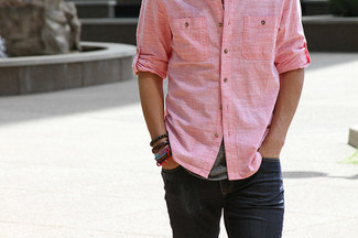 Comment porter une chemise en chambray quand il fait chaud