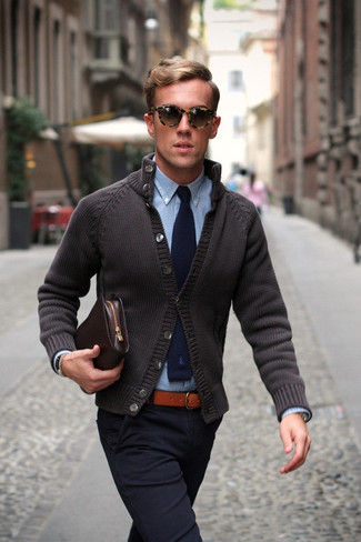 Comment porter une chemise en chambray quand il fait chaud