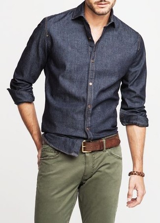 Comment porter une chemise en chambray quand il fait chaud
