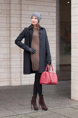 Comment porter un bonnet gris foncé pour un style elégantes