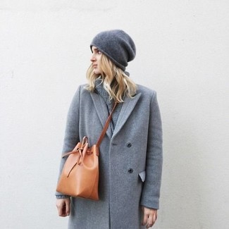 Comment porter un bonnet gris foncé