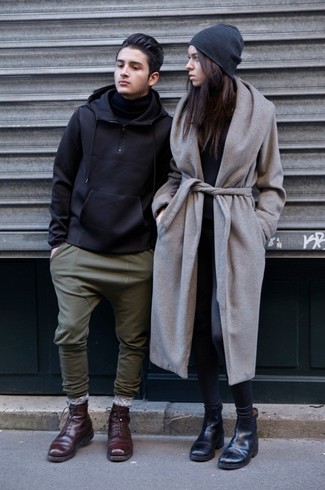 Comment porter un bonnet gris foncé