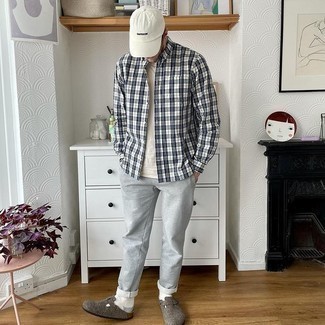 Comment porter des slippers en toile gris foncé