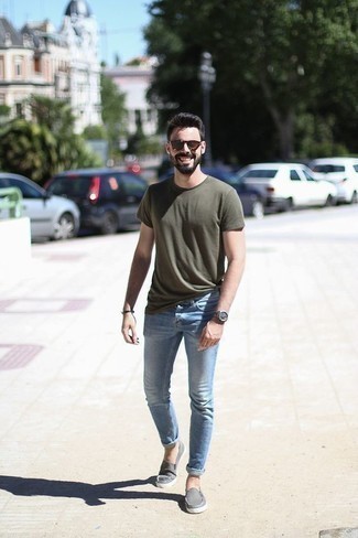 Comment porter des slippers en toile gris foncé