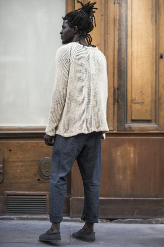 Comment porter des slippers en toile gris foncé