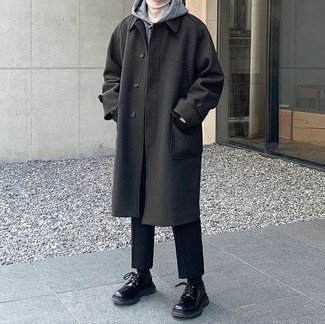 Un pull à col roulé à porter avec un pantalon chino gris foncé