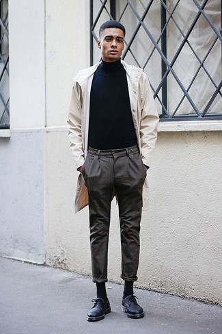 Un pull à col roulé à porter avec un pantalon chino gris foncé