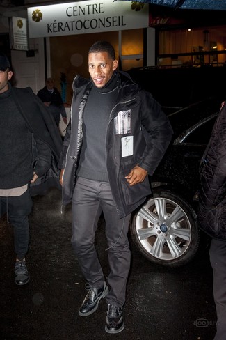 Un pull à col roulé à porter avec un pantalon chino gris foncé