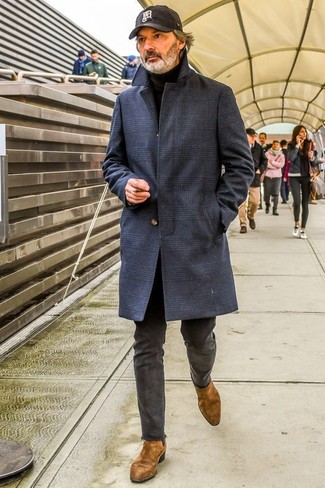 Un pull à col roulé à porter avec un pantalon chino gris foncé
