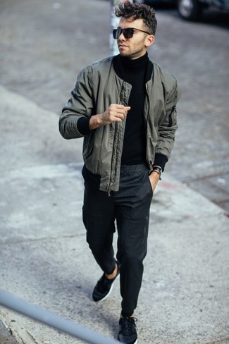 Un pull à col roulé à porter avec un pantalon chino gris foncé