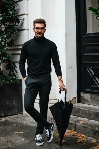 Un pull à col roulé à porter avec un pantalon chino gris foncé