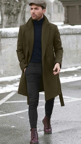 Un pull à col roulé à porter avec un pantalon chino gris foncé