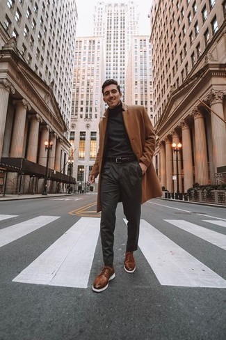 Un pull à col roulé à porter avec un pantalon chino gris foncé