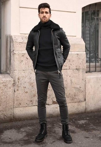 Un pull à col roulé à porter avec un pantalon chino gris foncé