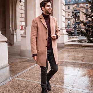 Un pull à col roulé à porter avec un pantalon chino gris foncé