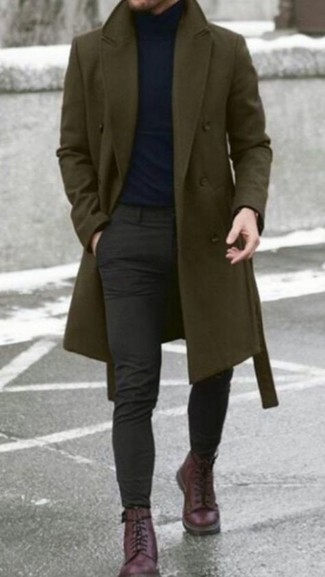Un pull à col roulé à porter avec un pantalon chino gris foncé