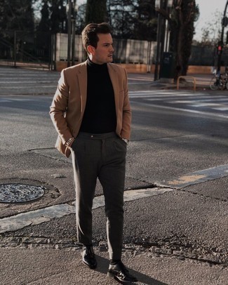 Un pull à col roulé à porter avec un pantalon chino gris foncé