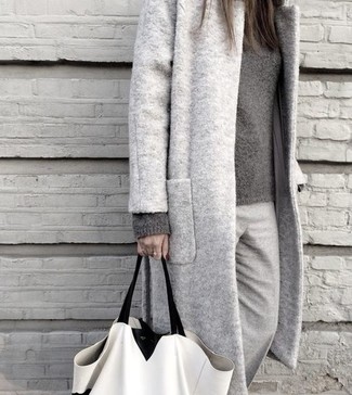 Comment porter un pull à col rond gris foncé