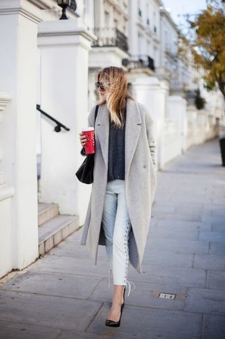 Comment porter un pull à col rond gris foncé