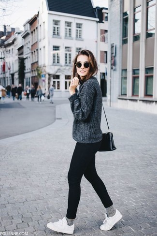 Comment porter un pull à col rond gris foncé