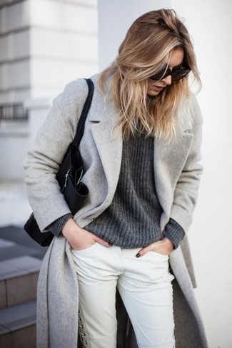 Comment porter un pull à col rond gris foncé
