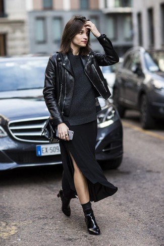 Comment porter un pull à col rond gris foncé