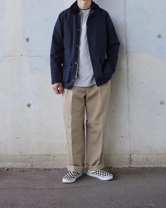 Une veste à col et boutons à porter avec un t-shirt à col rond gris foncé