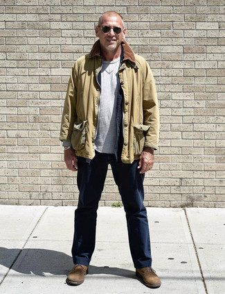 Une veste à col et boutons à porter avec un t-shirt à col rond gris foncé