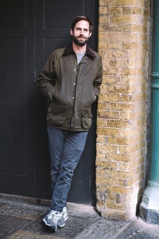 Une veste à col et boutons à porter avec un t-shirt à col rond gris foncé