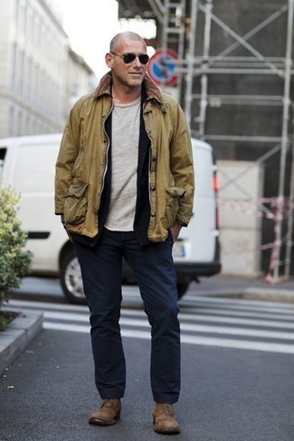 Une veste à col et boutons à porter avec un t-shirt à col rond gris foncé