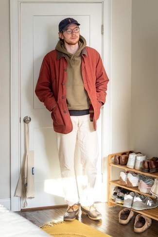 Une veste à col et boutons à porter avec un t-shirt à col rond gris foncé