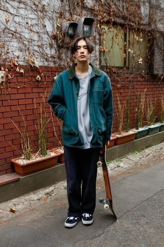 Une veste à col et boutons à porter avec un t-shirt à col rond gris foncé