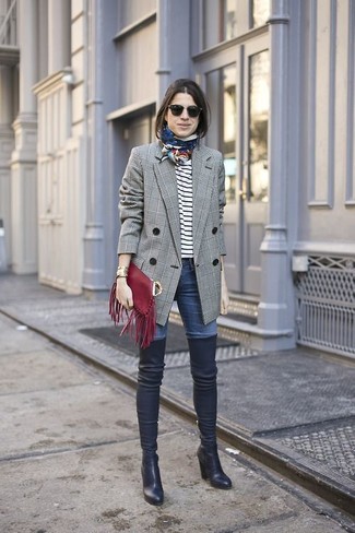 Comment porter un blazer croisé gris foncé