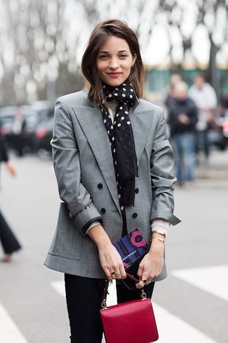 Comment porter un blazer croisé gris foncé