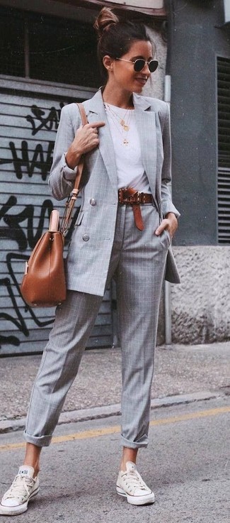 Comment porter un blazer croisé gris foncé