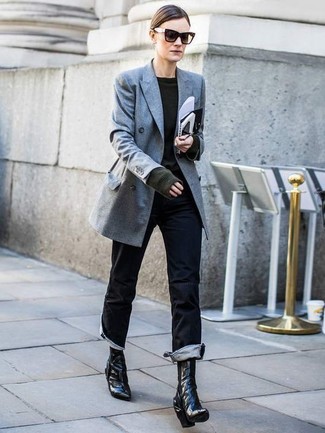 Comment porter un blazer croisé gris foncé