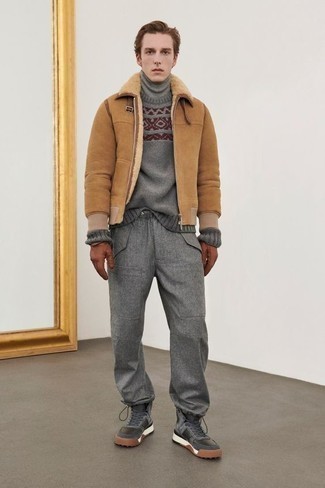 Comment porter un pull à col rond en jacquard gris foncé