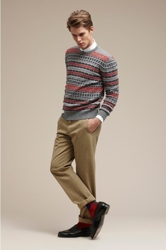 Comment porter un pull à col rond en jacquard gris foncé