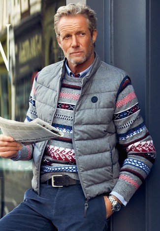 Comment porter un pull à col rond en jacquard gris foncé